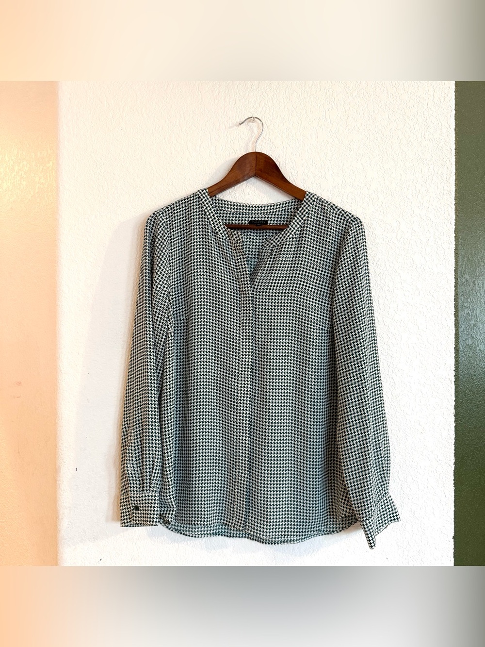 Talbots Womens Shirt Blouse Green White Geometric Long Sleeve Size Medium